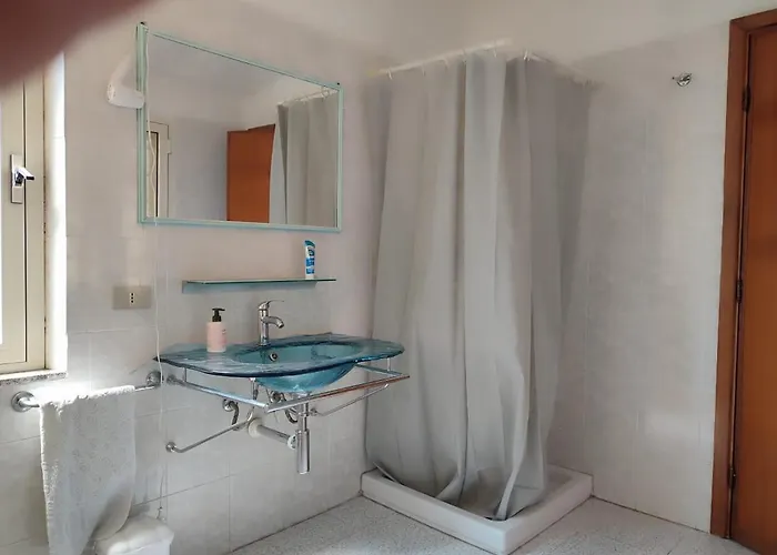 Family & Friends - 2 - Second Floor - Shared Bathroom Casa vacanze Galtellì