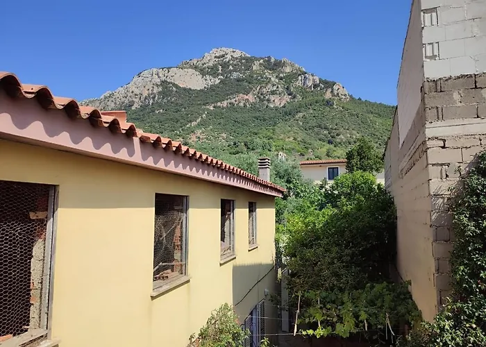 Family & Friends - 2 - Second Floor - Shared Bathroom *