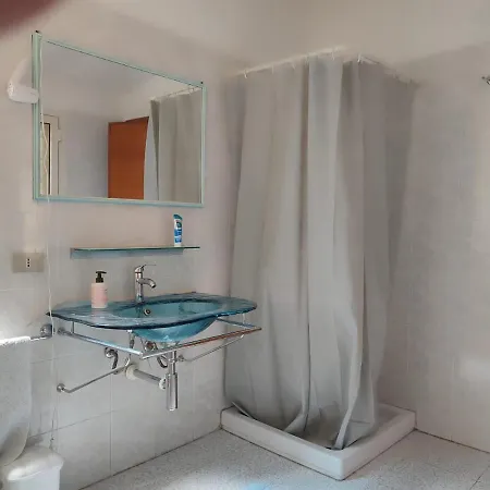 Family & Friends - 2 - Second Floor - Shared Bathroom Сasa de vacaciones Galtellì